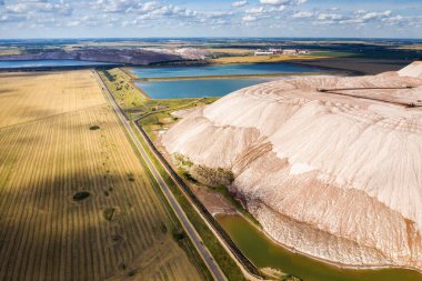 Potasyum tuzu üretimi için dağlar kadar ürün. Soligorski şehri yakınlarındaki tuz dağları. Toprak için gübre üretimi. Beyaz Rusya