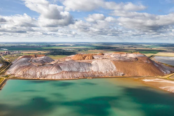 Potasyum tuzu ve yapay turkuaz rezervleri üretimi için dağlar kadar ürün. Soligorski şehri yakınlarındaki tuz dağları. Topraklar için gübre üretimi. Beyaz Rusya.