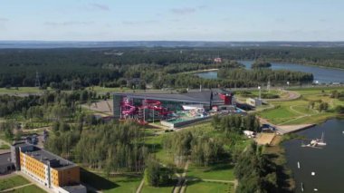 Zhdanovichi 'deki su parkının ve Minsk.Belarus' taki çevre yolunun en üst görüntüsü.