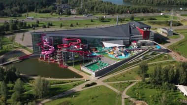 Zhdanovichi 'deki su parkının ve Minsk.Belarus' taki çevre yolunun en üst görüntüsü.