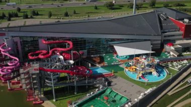 Zhdanovichi 'deki su parkının ve Minsk.Belarus' taki çevre yolunun en üst görüntüsü.