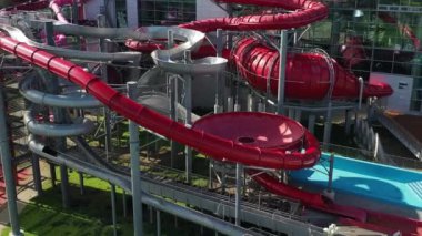 Zhdanovichi 'deki su parkının ve Minsk.Belarus' taki çevre yolunun en üst görüntüsü.