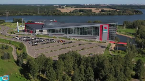 Ovanifrån av vattenparken och parkeringsplats i Minsk på Drozdy reservoaren.Vitryssland — Stockvideo