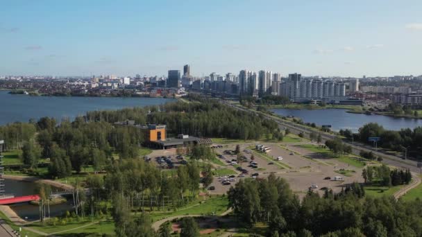 Вид на парк и город на проспекте Победителей возле водохранилища Дрозды. Минск, Беларусь — стоковое видео