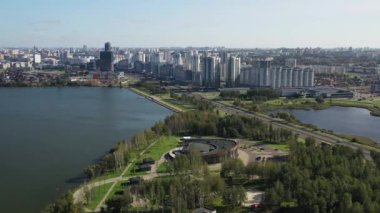 Drozdy rezervuarının yakınındaki Pobediteley Caddesi 'ndeki park ve şehir manzarası. Minsk, Belarus.
