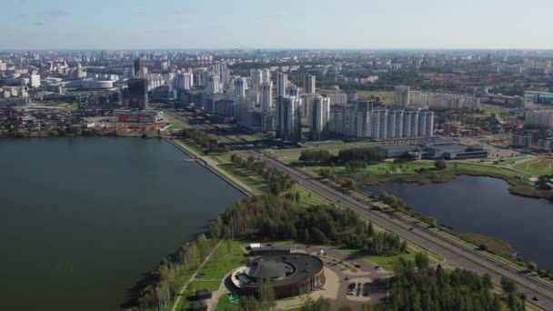 Top uitzicht op het park en de stad op Pobediteley Avenue in de buurt van het Drozdy reservoir.Minsk, Belarus — Stockvideo