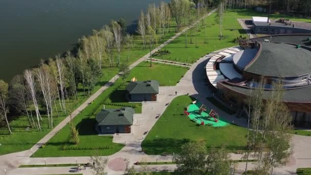 Um lugar para relaxar perto do reservatório Drozdy em Minsk.Casas de férias.Belarus — Vídeo de Stock