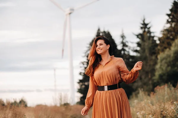 Retrato Uma Menina Vestido Longo Marrom Com Cabelos Longos Natureza — Fotografia de Stock