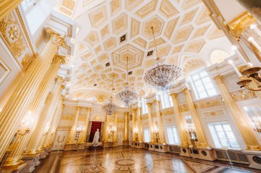 Rusya, Tsaritsyno 'daki Büyük Saray. Tsaritsyno Parkı Moskova 'nın en önemli turistik yerlerinden biridir. Yazın eski Tsaritsyn kompleksinin güzel manzarası.