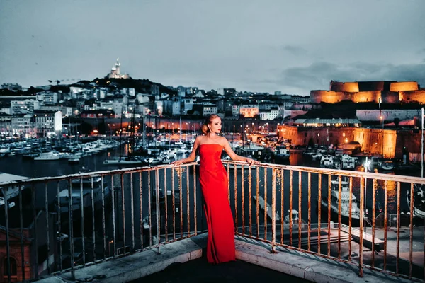 Elegant Flicka Röd Aftonklänning Gatorna Nattstaden Marseille Kvinna Röd Aftonklänning — Stockfoto
