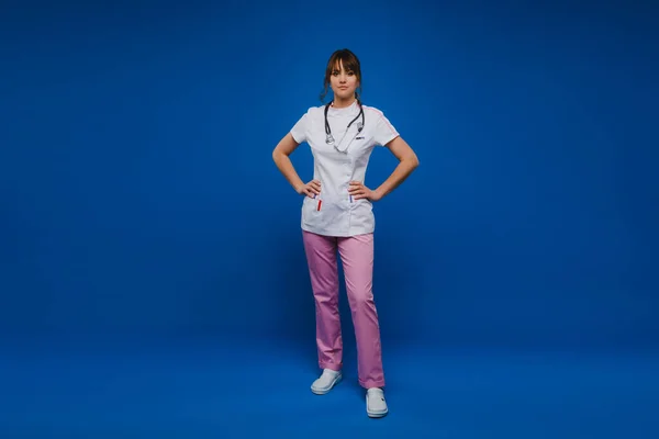 Jovem Médica Com Estetoscópio Isolado Fundo Azul — Fotografia de Stock