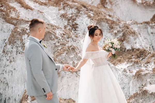 Belo Casal Amantes Posando Uma Montanha Sal Branco Uma Jovem — Fotografia de Stock