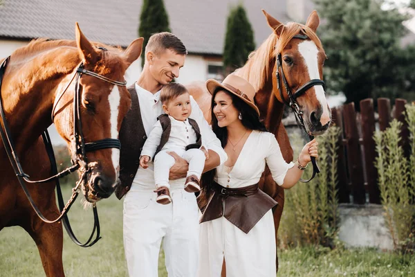 Rodzina Białych Ubraniach Synem Stoi Pobliżu Dwóch Pięknych Koni Przyrodzie — Zdjęcie stockowe