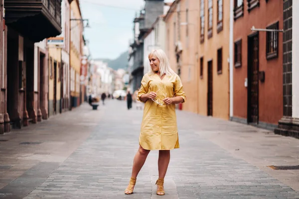 Uma Mulher Loira Vestido Verão Amarelo Fica Rua Cidade Velha — Fotografia de Stock