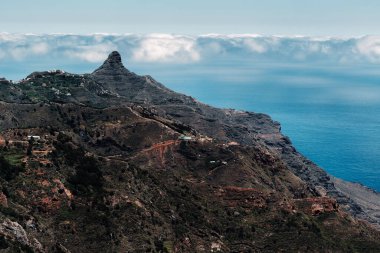 Tenerife Dağı 'ndan tünel kazın, Tenerife.Kanarya Adaları' nın Atlantik Okyanusu 'na yakın kayalıklarda. İspanya..