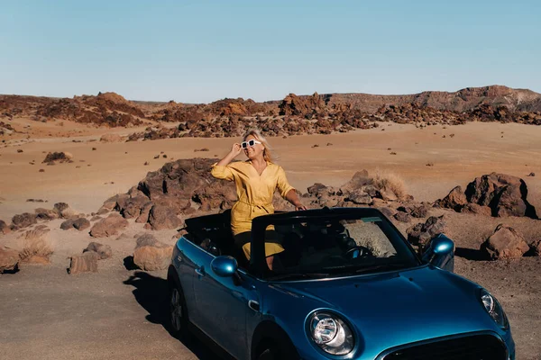 Fille Robe Jaune Profitant Road Trip Dans Une Décapotable Travers — Photo