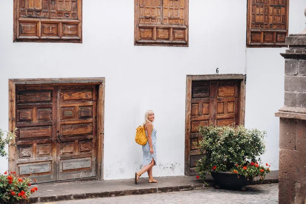 Eine Blondine Einer Sonnenbrille Mit Einem Rucksack Spaziert Die Straße — Stockfoto