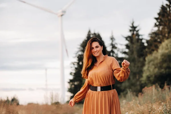 Retrato Uma Menina Vestido Longo Marrom Com Cabelos Longos Natureza — Fotografia de Stock