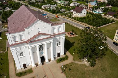 Grodno bölgesinin yazında Ostrovets şehrindeki beyaz kilisenin en iyi manzarası, şehrin çeşitli panoramaları..