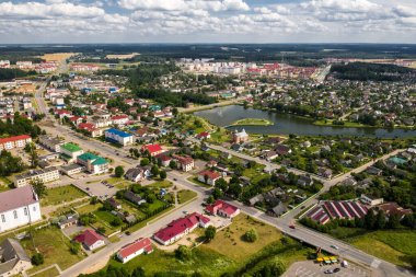 Yazın Ostrovets şehrinin en iyi manzarası, Grodno bölgesi, şehrin farklı panoramaları. Belarus.