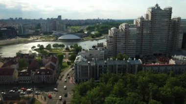 Minsk şehrinin eski bölümünün yüksekliğinden, Spor Sarayı 'ndan ve Minsk.Belarus' un merkezindeki Pobediteley Caddesi 'nden görüntüyü izleyin.