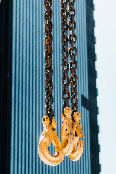 Haken Van Mobiele Kraan Bij Het Glas Van Hoge Gebouwen — Stockfoto