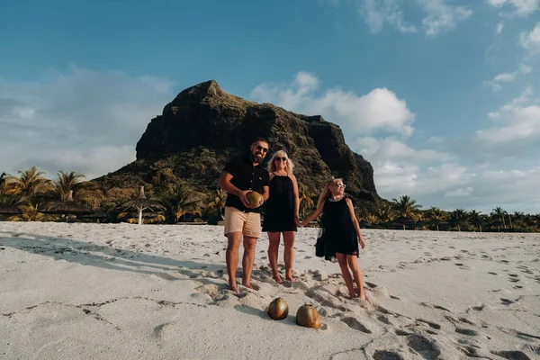 Une Famille Trois Personnes Tenue Noire Sur Plage Sable Blanc — Photo