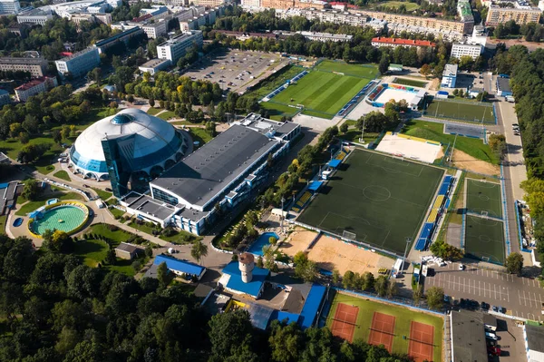 試合のためのオープンスタジアムとミンスクの中心部にあるスポーツ複合体 — ストック写真