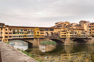 Ponte Vecchio, İtalya, Floransa 'daki Arno nehri üzerinde..