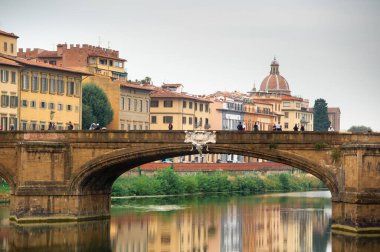 Floransa 'daki Arno nehri üzerindeki Kutsal Üçlü Ponte Santa Trinita Köprüsü. İtalyan..