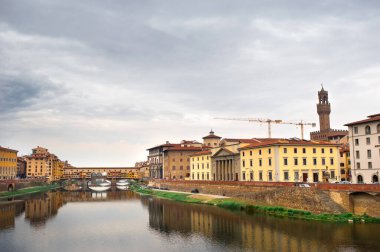 Ponte Vecchio, İtalya, Floransa 'daki Arno nehri üzerinde..