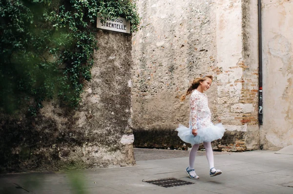 Mała Dziewczynka Białej Sukience Spaceruje Starym Mieście Sirmione Italy — Zdjęcie stockowe