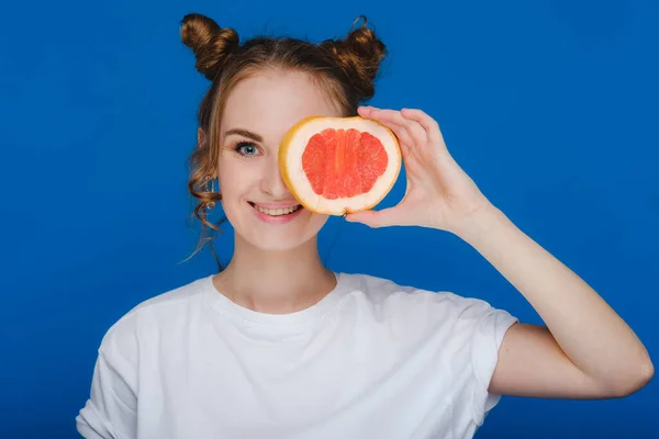 Sorprendido Muchacha Que Ríe Sostiene Pomelo Como Orejas Estilo Vida — Foto de Stock