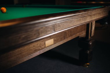 Bir bilardo masasının meşe ağacı bacağı pahalı görünüyor..
