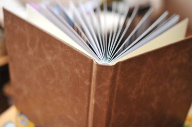 Doğal kahverengi deri içinde fotobooks kompozisyonu. Bir fotobook bağlayıcısının parçası.