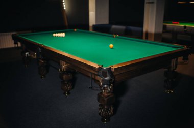 Yeşil yüzeyi ve topları bilardo kulübünde olan bilardo masası.
