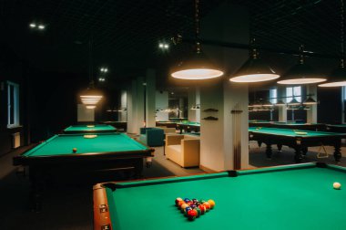 Bilardo masasında yeşil yüzey ve bilardo topları. Bilardo oyunu..