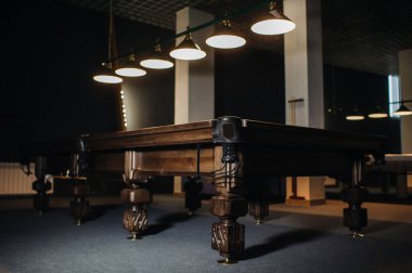 Bilardo kulübünde sıradışı bir bilardo masası. Alt manzara..