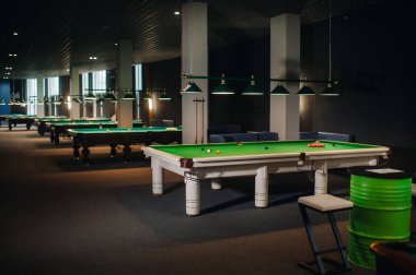 Yeşil bilardo masasındaki bilardo toplarının yeri. Bir sürü bilardo masası..