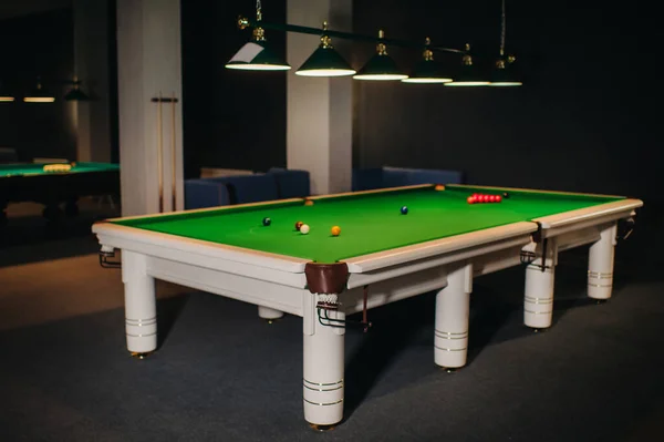 Plaatsen Snooker Ballen Een Groene Biljart Tafel — Stockfoto