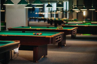 Bilardo masasında yeşil yüzey ve bilardo topları. Bilardo oyunu..