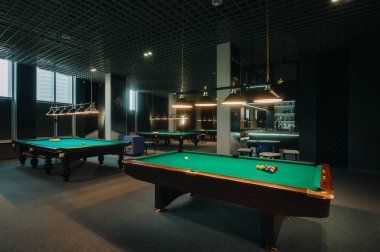 Bilardo masasında yeşil yüzey ve bilardo topları. Bilardo oyunu..