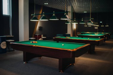 Bilardo masasında yeşil yüzey ve bilardo topları. Bilardo oyunu.