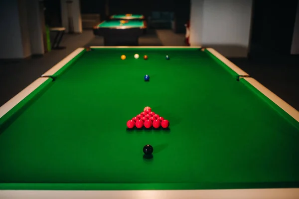 Placera Snookerbollar Ett Grönt Biljardbord — Stockfoto