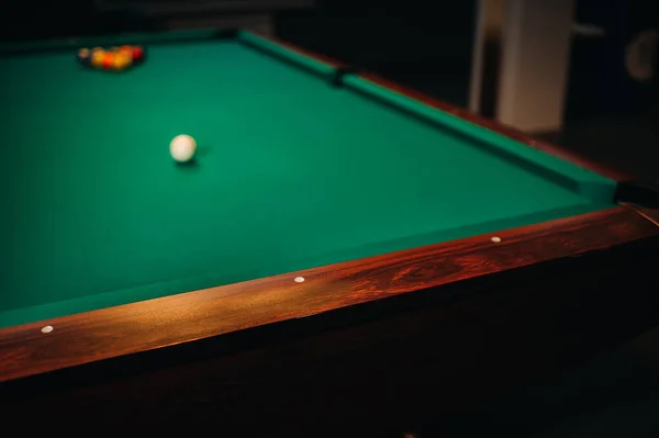 Agujero de billar decorativo y mesa verde con bolas en el club de billar —  Fotos de Stock