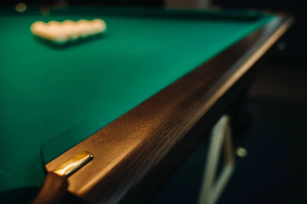 A perna decorativa de carvalho de uma mesa de bilhar parece cara — Fotografia de Stock