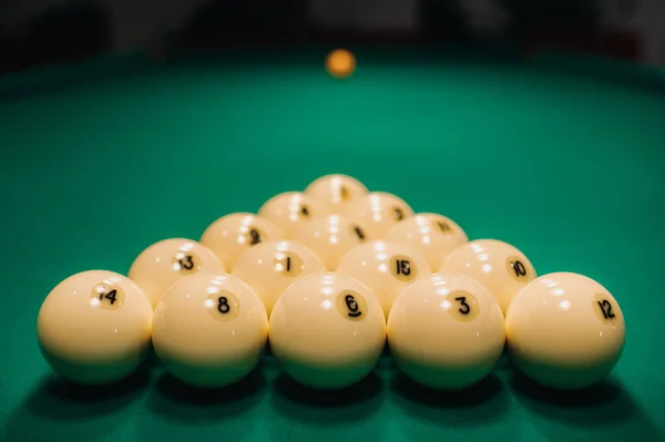 Ils jouent au billard sur une table verte.Les boules sont placées dans un triangle sur la table. — Photo