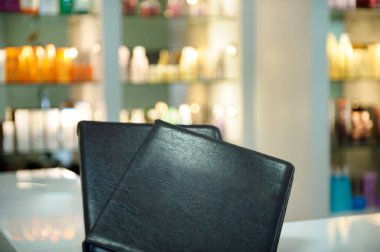 Güzellik salonuna girişler kitabı. Resepsiyondaki tekliflerin kayıtları..