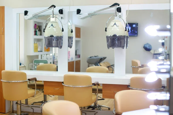 明るい色の理髪店のインテリア 美容室 ヘアカットのための場所 — ストック写真