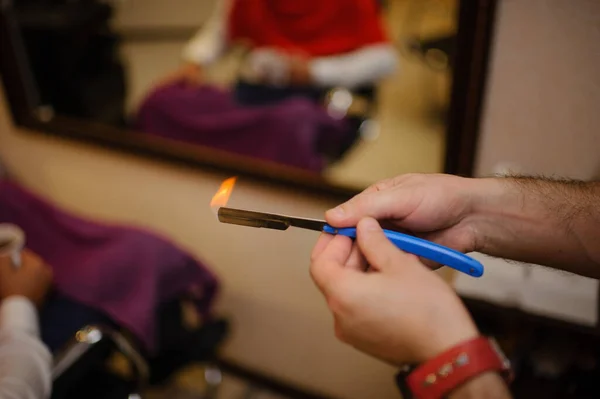 理髪店でシェービングするための特別なブレード 刃は火によって消毒されます — ストック写真